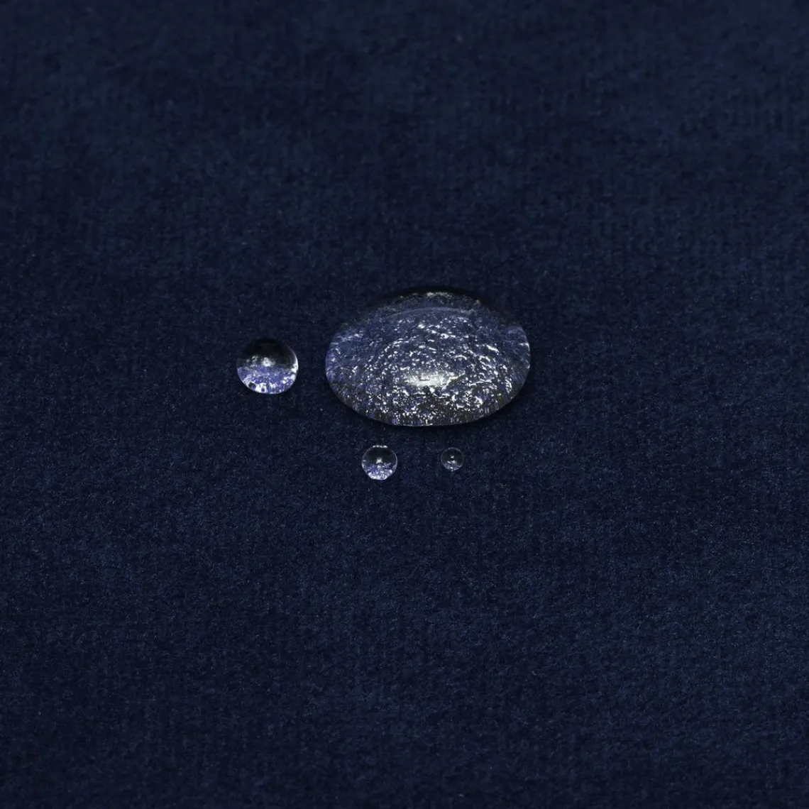 3S. x Home Canapé Candice 3 places bleu foncé en velours Outlet