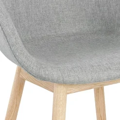 ALTEREGO Chaise avec accoudoirs 'LAMBIC' en tissu gris clair et pieds en bois naturel Sale