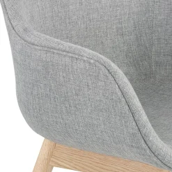 ALTEREGO Chaise avec accoudoirs 'LAMBIC' en tissu gris clair et pieds en bois naturel Sale