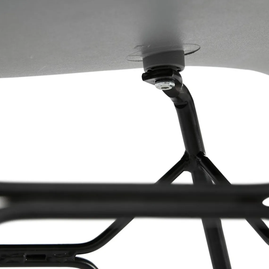 ALTEREGO Chaise design 'SATELIT' grise style industriel avec pieds en métal noir Clearance