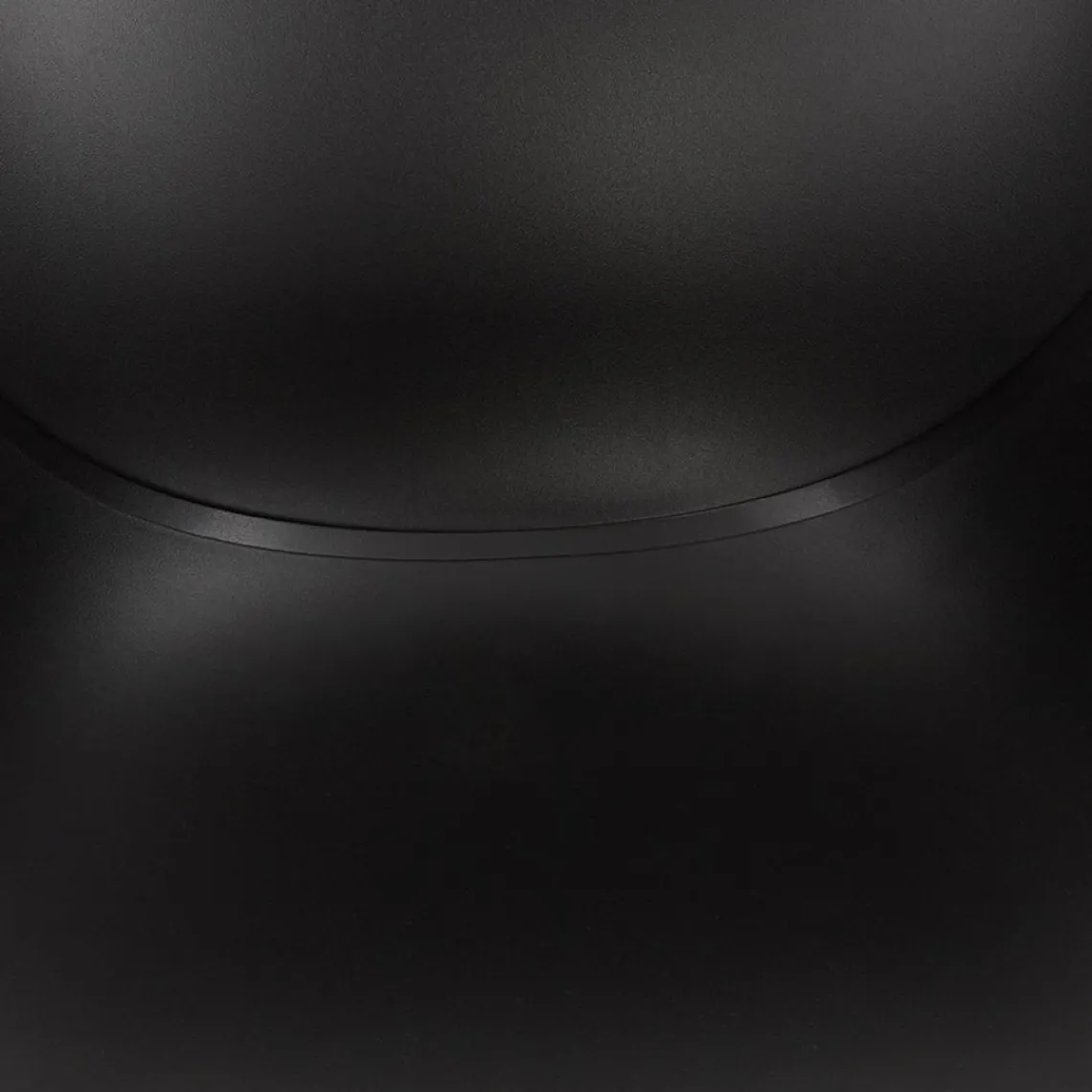 ALTEREGO Chaise moderne 'FIDJI' noire avec pieds en métal blanc Hot