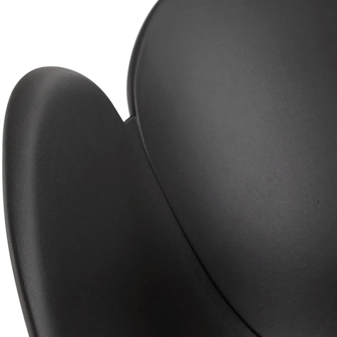 ALTEREGO Chaise moderne 'FIDJI' noire avec pieds en métal blanc Hot