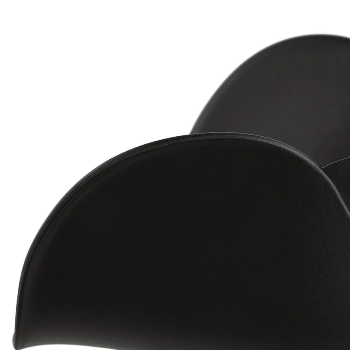 ALTEREGO Chaise moderne 'FIDJI' noire avec pieds en métal blanc Hot