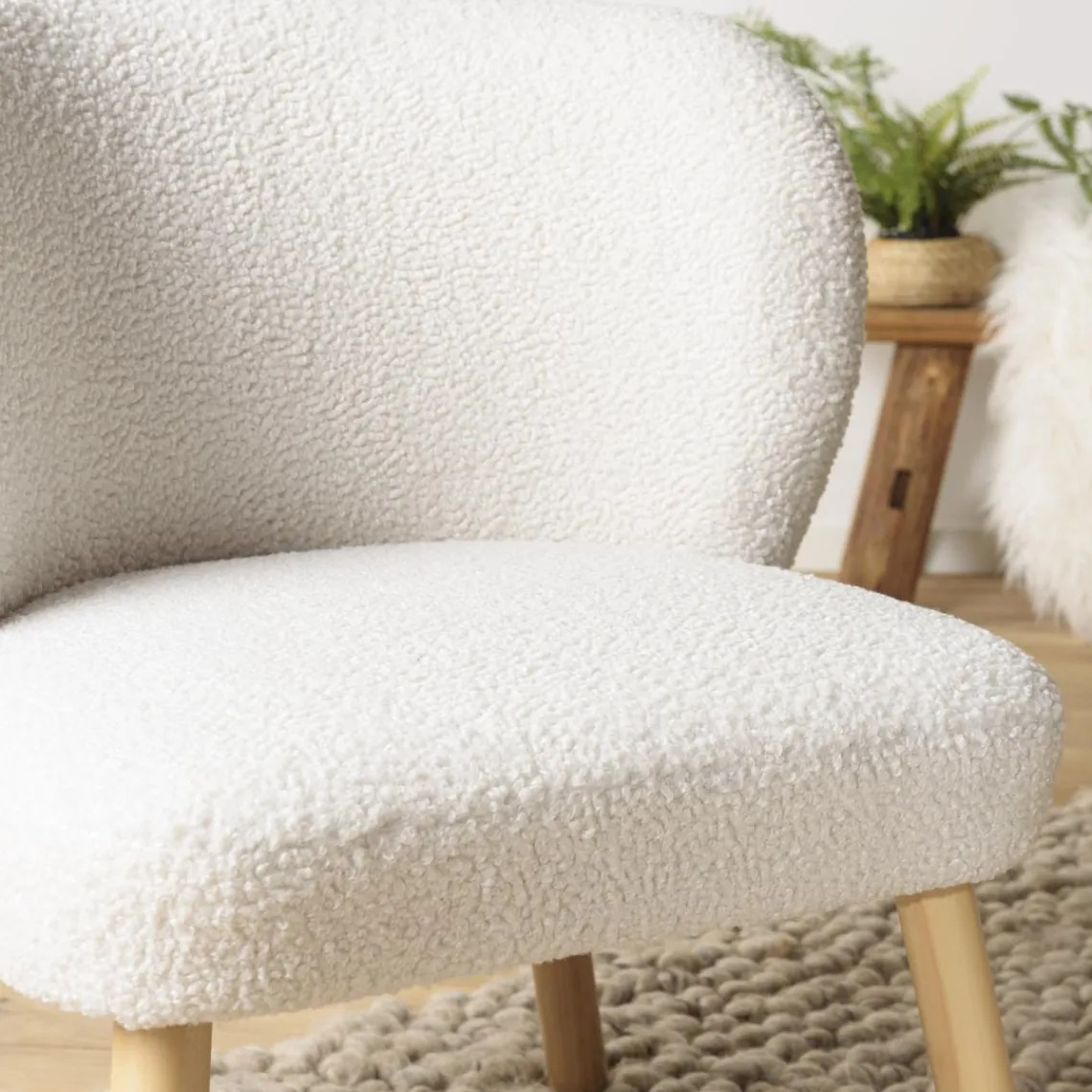 Macabane Fauteuil en tissu bouclette blanc pieds en bois Best