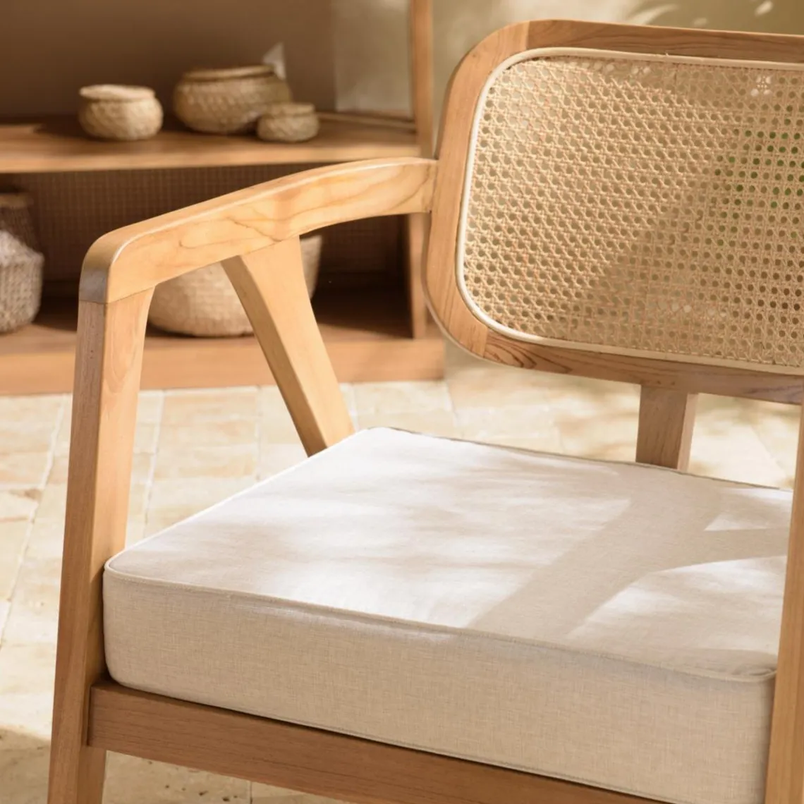 Macabane Fauteuil FLORES en teck avec dossier en cannage naturel et coussin gris WILL Marron New