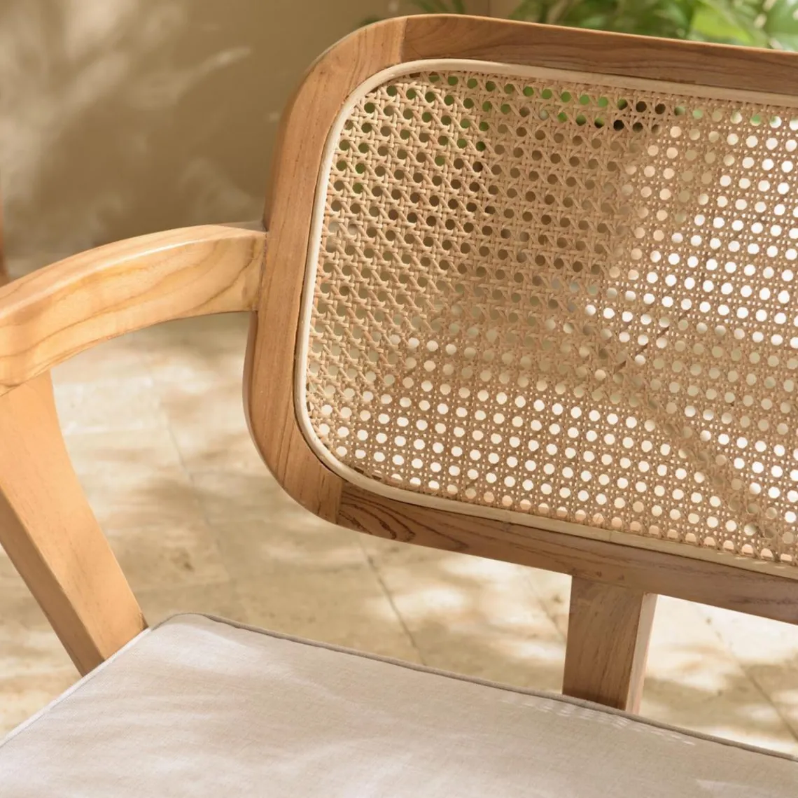 Macabane Fauteuil FLORES en teck avec dossier en cannage naturel et coussin gris WILL Marron New