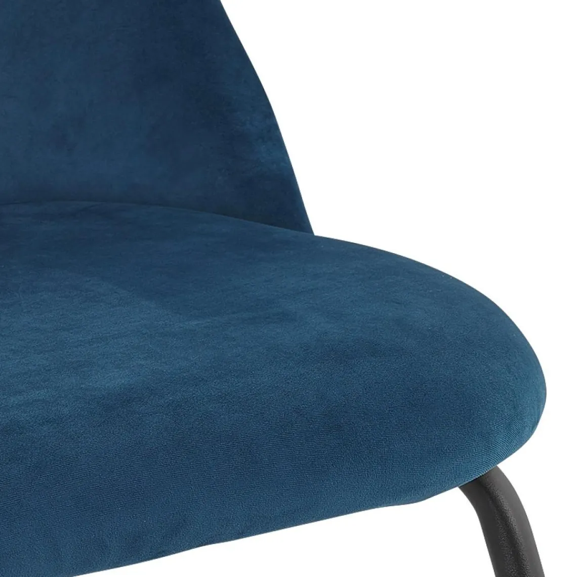 ALTEREGO Fauteuil lounge 'MERMAID' en velours bleu et pieds en métal noir Clearance
