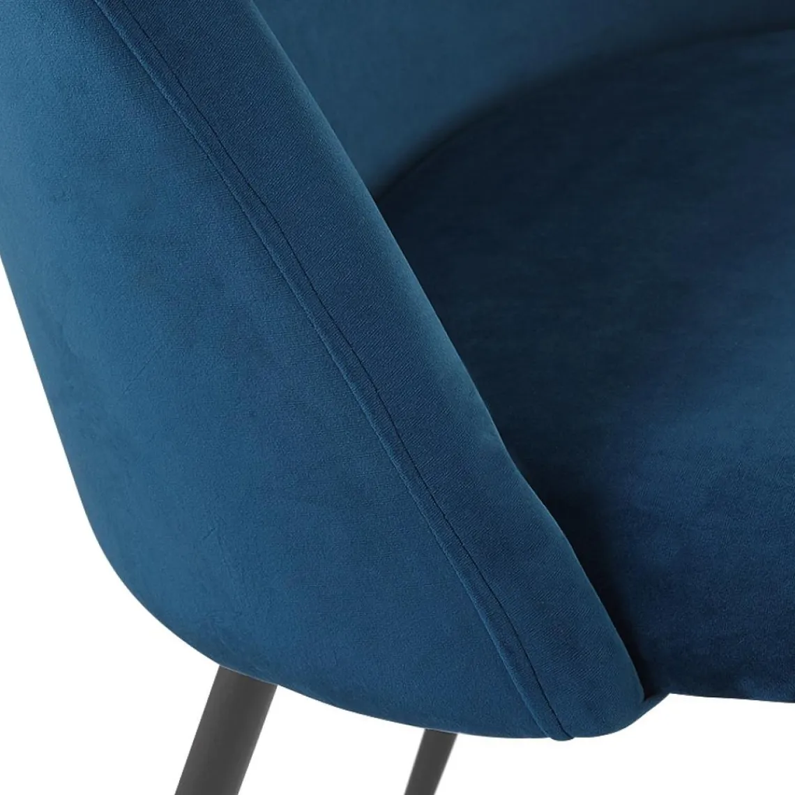 ALTEREGO Fauteuil lounge 'MERMAID' en velours bleu et pieds en métal noir Clearance
