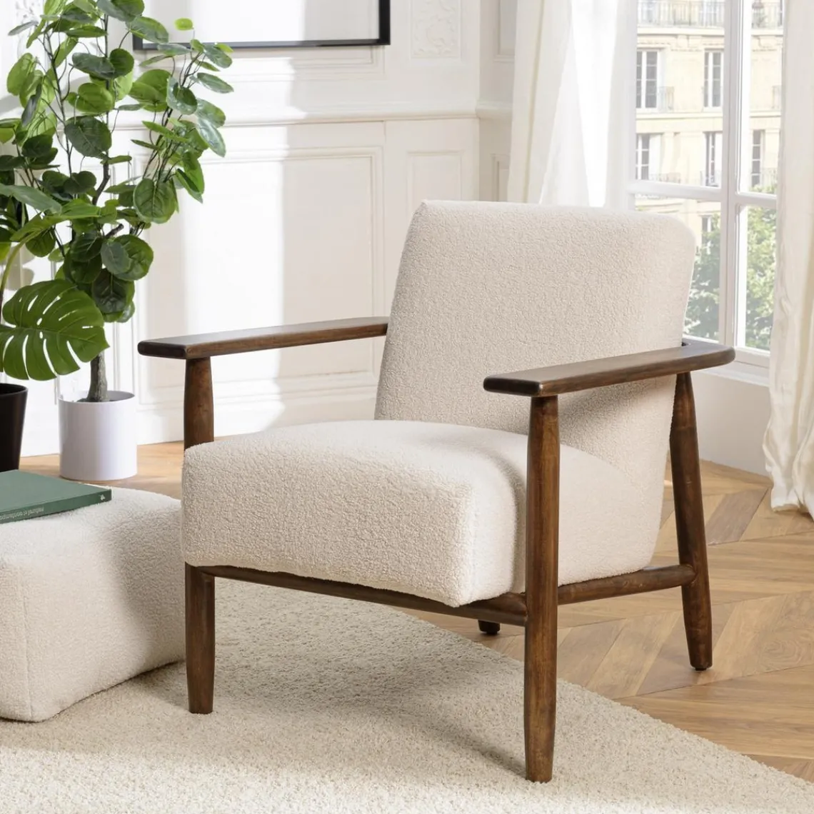 Macabane Fauteuil tissu bouclette écru structure et accoudoirs en bois GASTON New