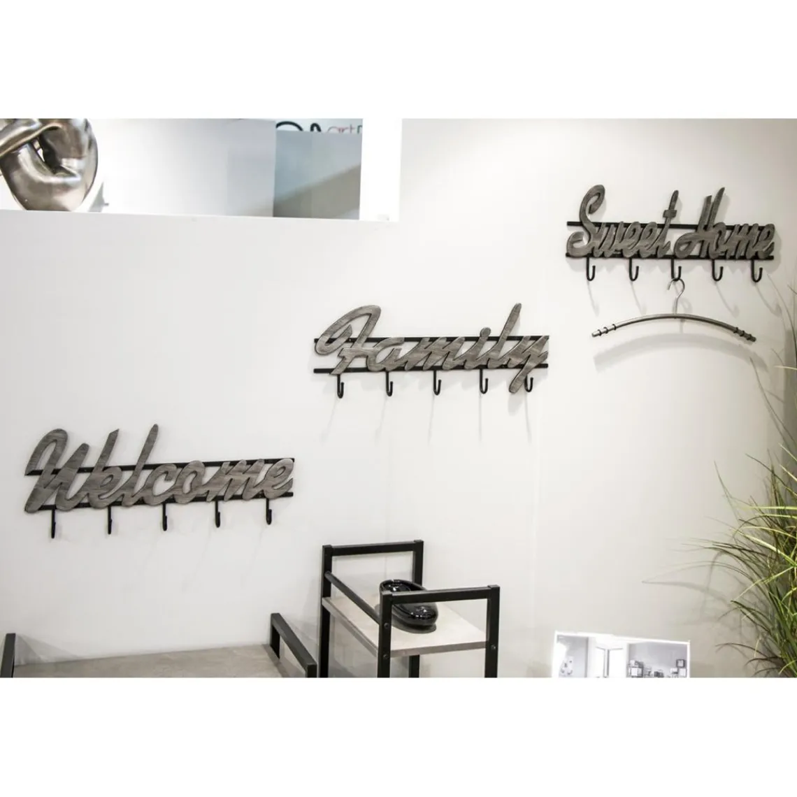 3S. x Home Garderobe murale 5 crochets motifs écriture en bois laqué gris et cadre en métal noir Clearance