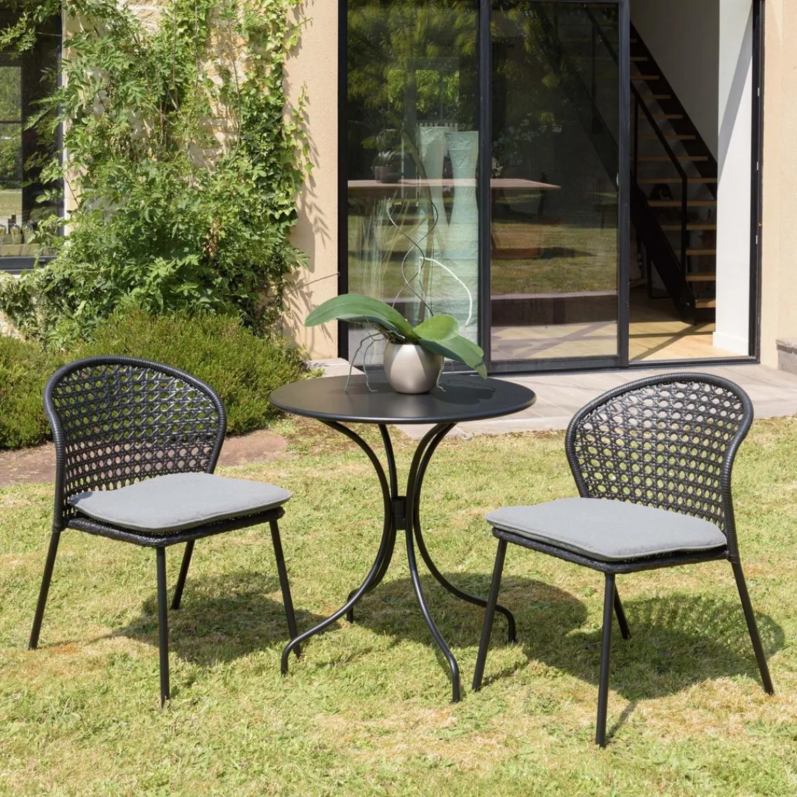 Macabane Lot de 2 chaises rotin synthétique noir dossier arrondi ajouré MALO Outlet