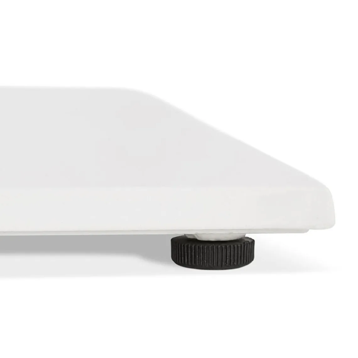 ALTEREGO Petite table à diner carrée 'REGIS' en bois finition naturelle et fonte blanche