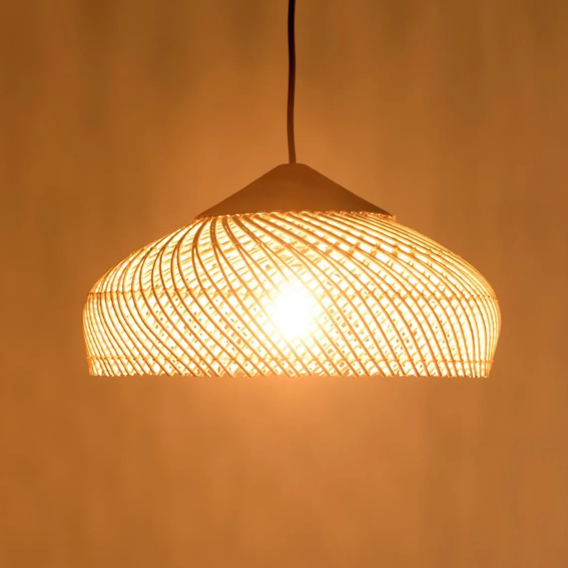 Macabane Suspension en rotin couleur naturelle et teck recyclé SIXTINE