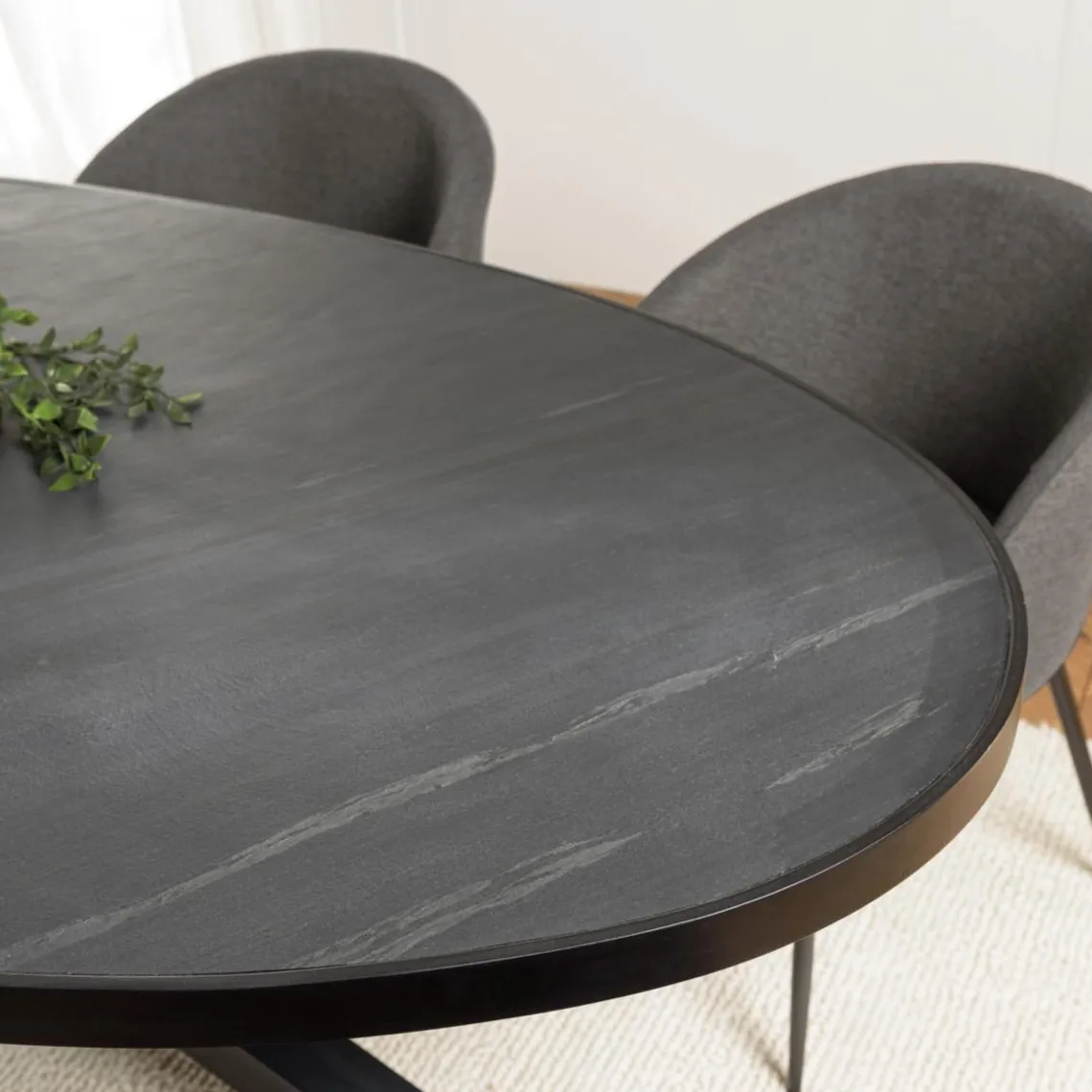 Macabane Table à manger plateau ovale noire effet pierre BASILE Discount