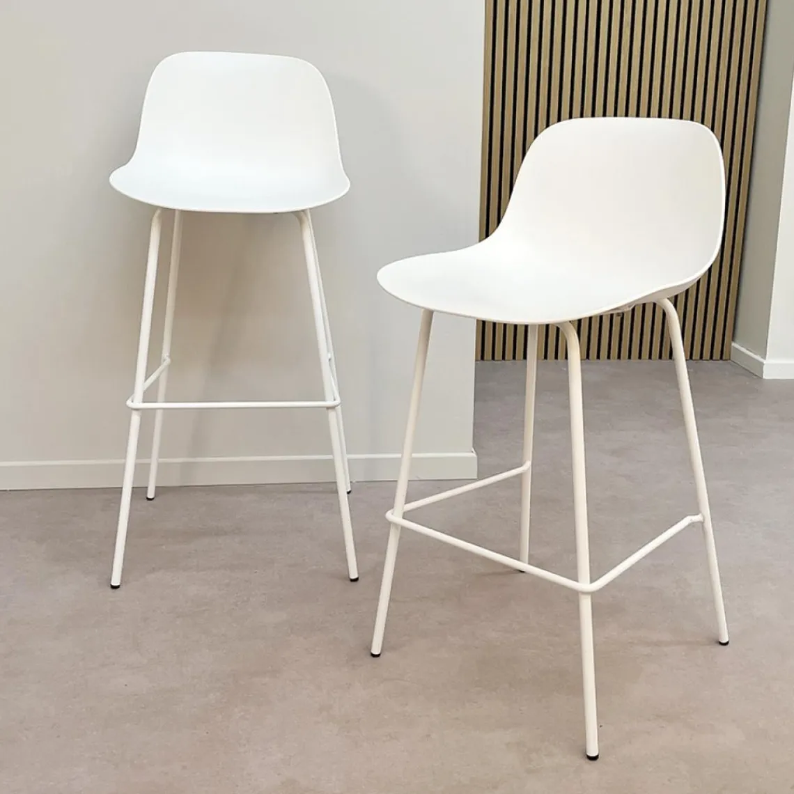 ALTEREGO Tabouret snack mi-hauteur 'GRANO MINI' blanc intérieur et extérieur Outlet